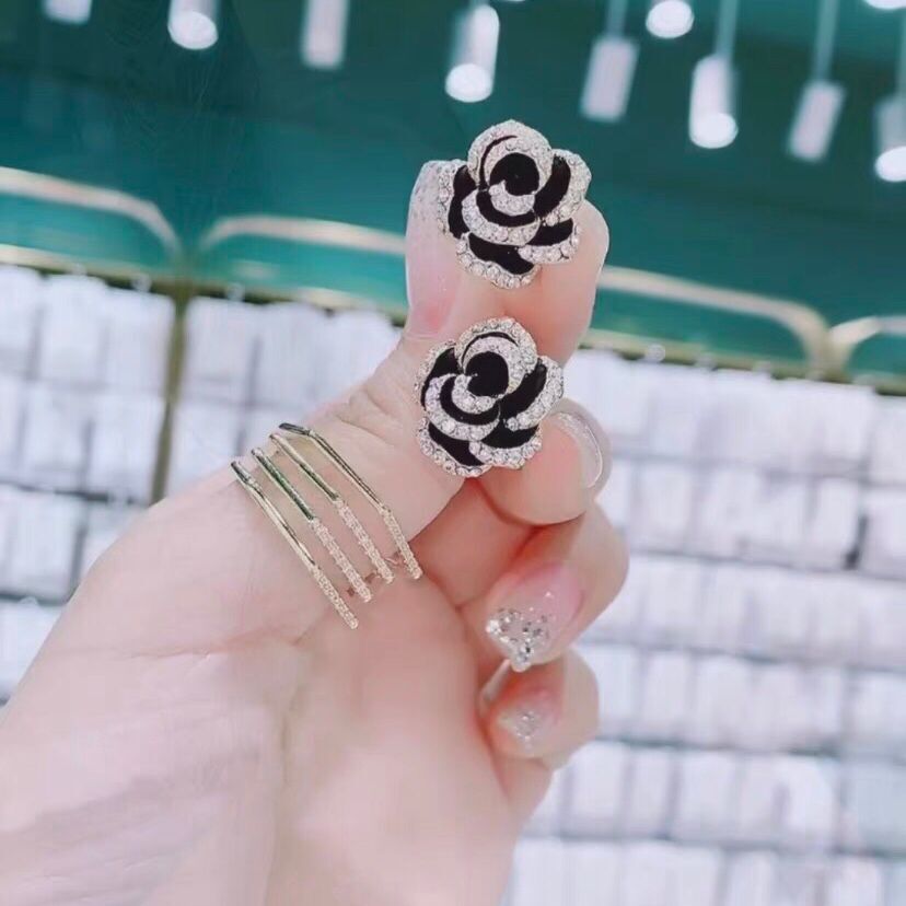 2022 New Fashion Rose Stud Earrings 925 Silver Needle TikTok Hot Earrings for Women Temperament Wild Simple Eardrops