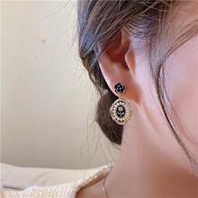 New Square Ear Clip 2022four Seasons Female Special-Interest Design Light Luxury and Simplicity Ins Wind Net Red Temperament Female Earrings